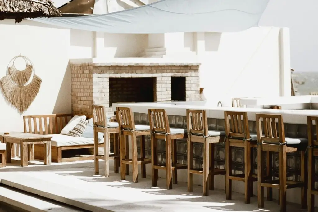 Restaurant Interior Design : Balancing aesthetics and functionality with natural materials and ventilation