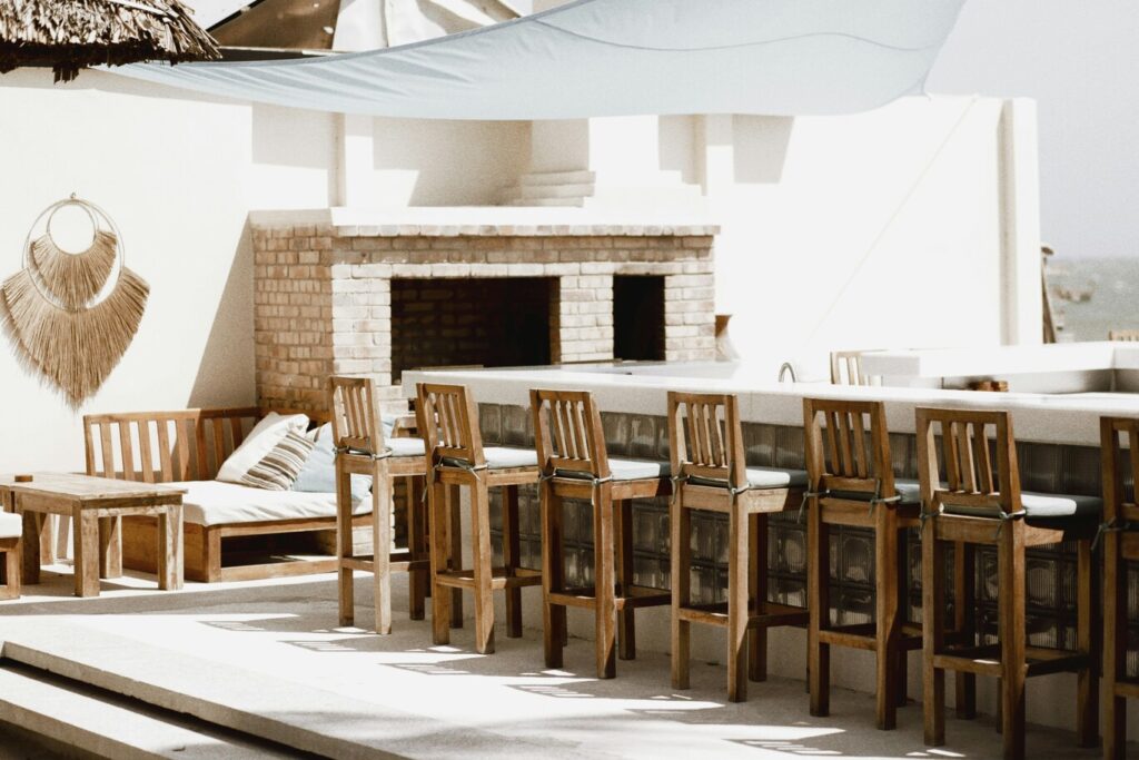 Restaurant Interior Design : Balancing aesthetics and functionality with natural materials and ventilation